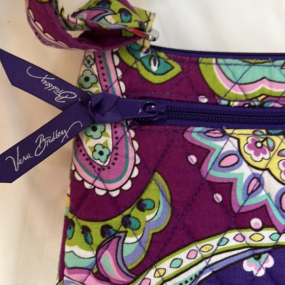 VERA BRADLEY. Saddle Hipster Crossbody Zipper Buckle Purse- Heather Paisley - Picture 4 of 5
